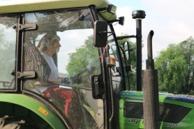 FOTO // Deputata Arina Spătaru i-a dat în obraz lui Renato Usatîi. A urcat la volanul unui tractor și a cosit iarba